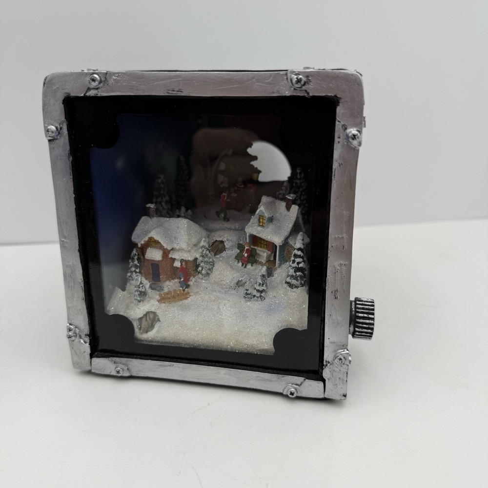 2010 Roman Camera Lens Music Box Animated Christmas Scene 7.5" Holiday Video